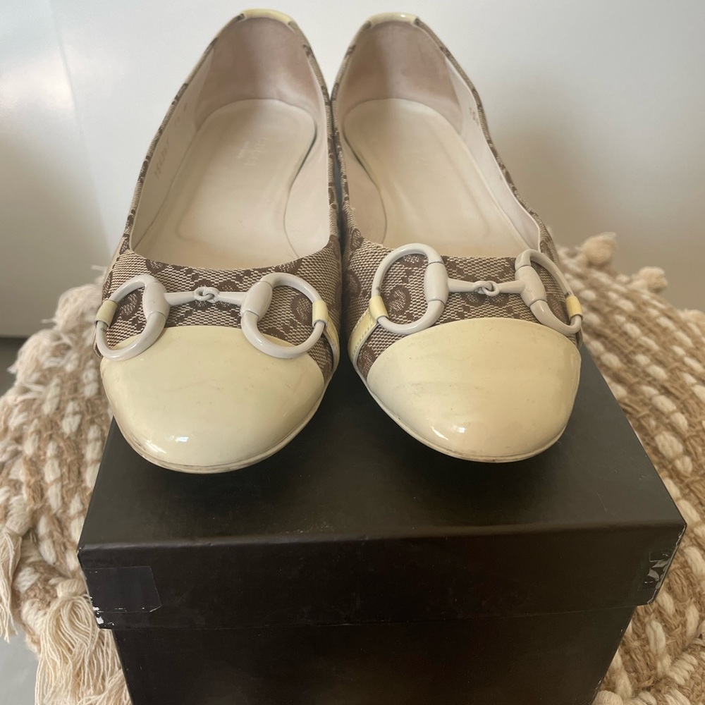 Gucci Beige Flats Size 7.5